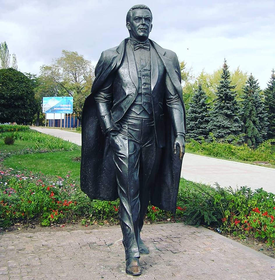 Памятник Иосифу Кобзону в Донецке