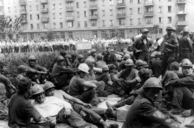 Бастующие шахтеры на площади Ленина в Донецке