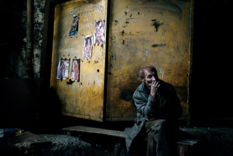 Шахтёр курит после смены на шахте в Енакиеве