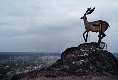 Фигурка оленя на вершине одного из терриконов в Донецке