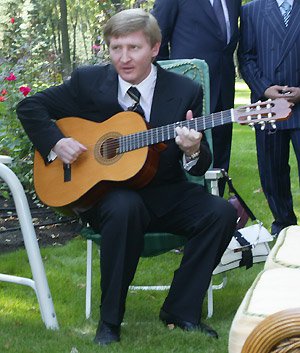 Ринат Ахметов играет на гитаре