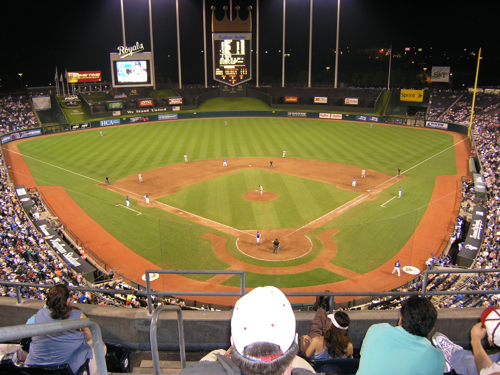 Бейсбольное поле стадиона Кауфмана в Канзас-Сити Миссури 2005 год