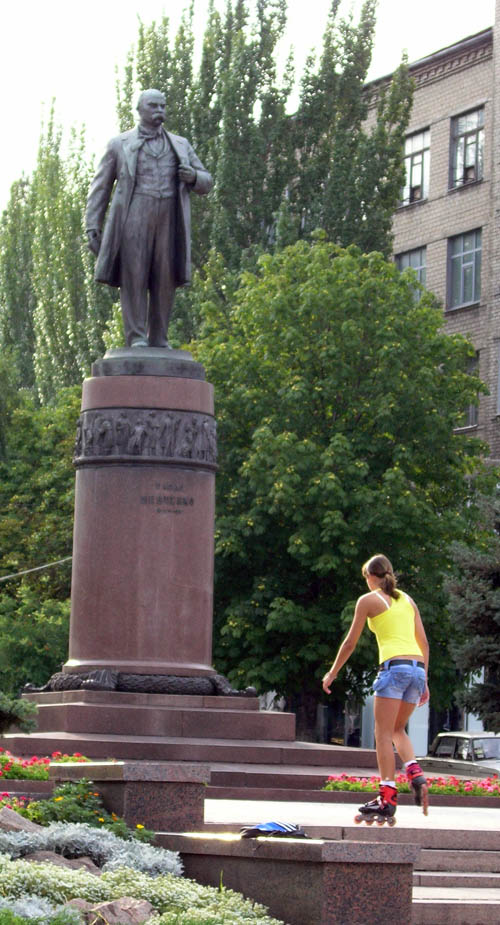 Памятник Тарасу Шевченко в Донецке